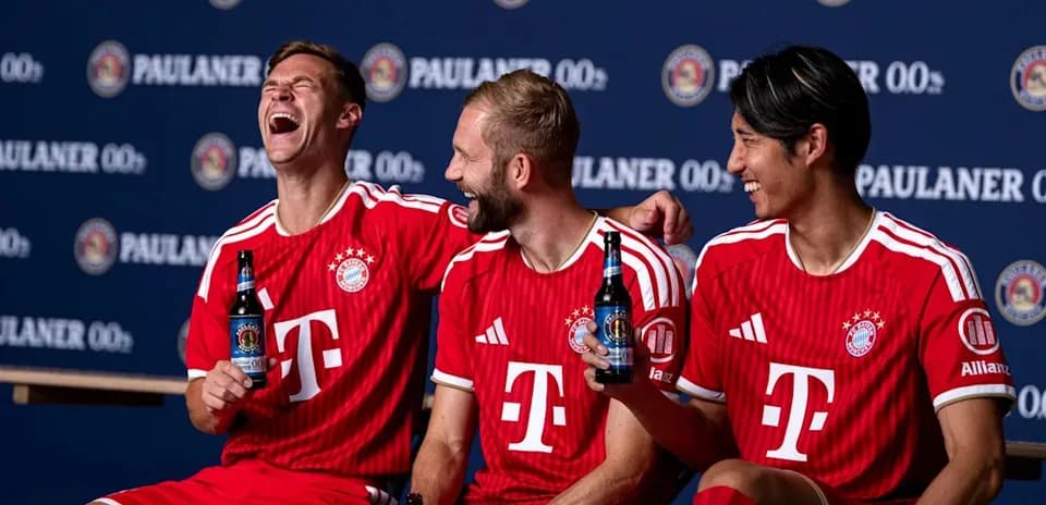 Jugadores de Bayern Múnich posando con botellas de cerveza
