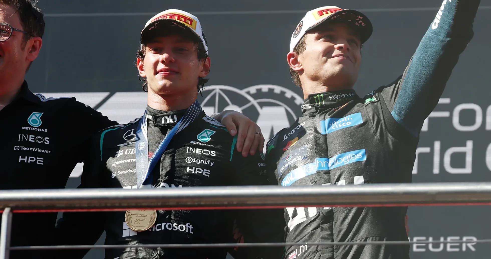 Pilotos en el podio celebrando victoria en carrera