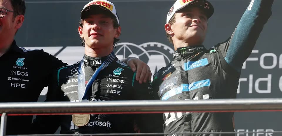 Pilotos en el podio celebrando victoria en carrera