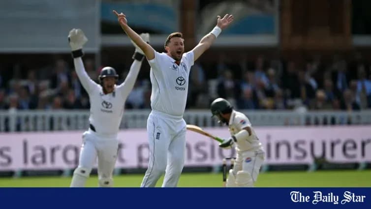Jugador de cricket celebrando una decisión de wicket