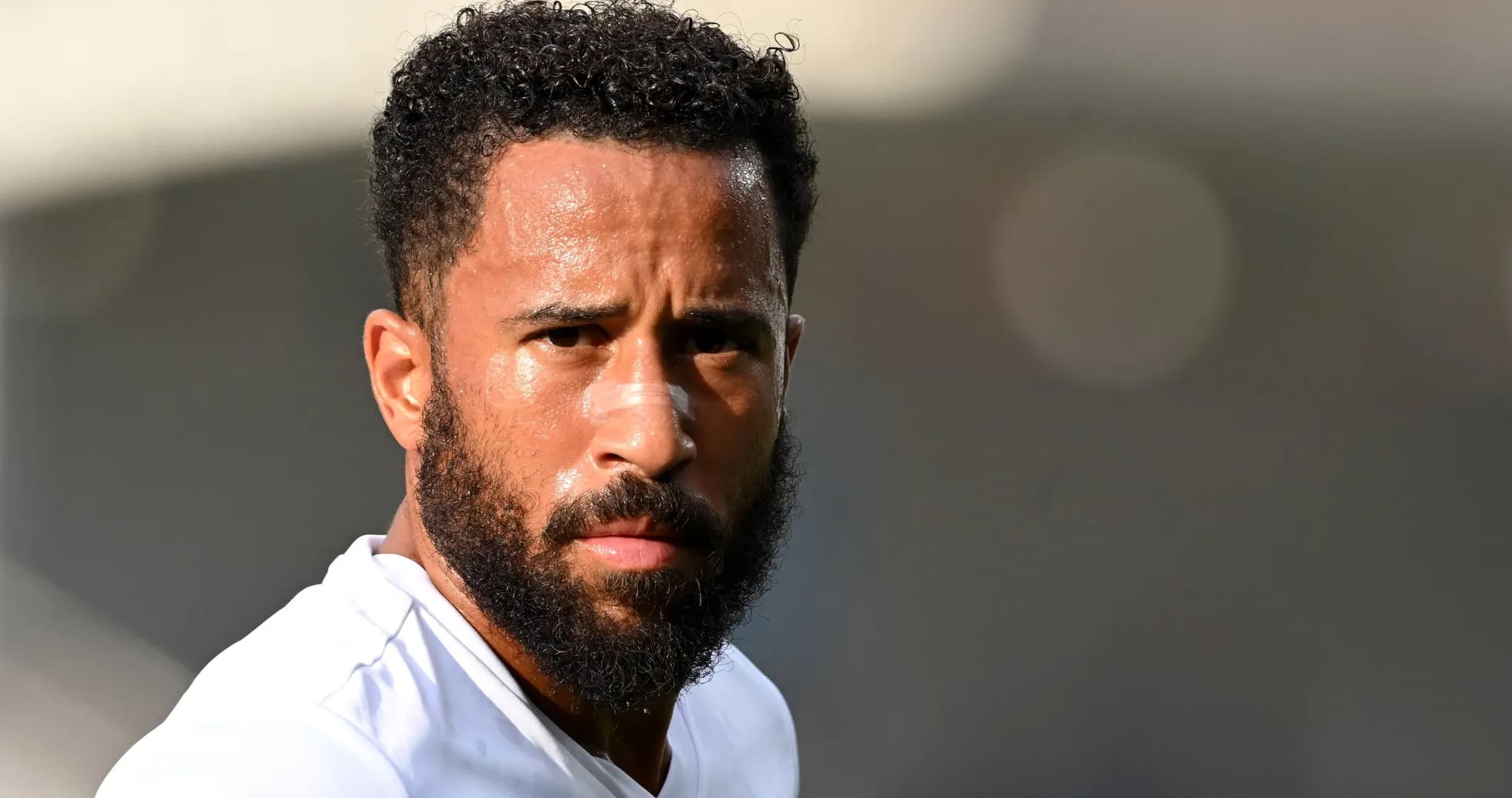Jugador con barba mirando hacia la cámara