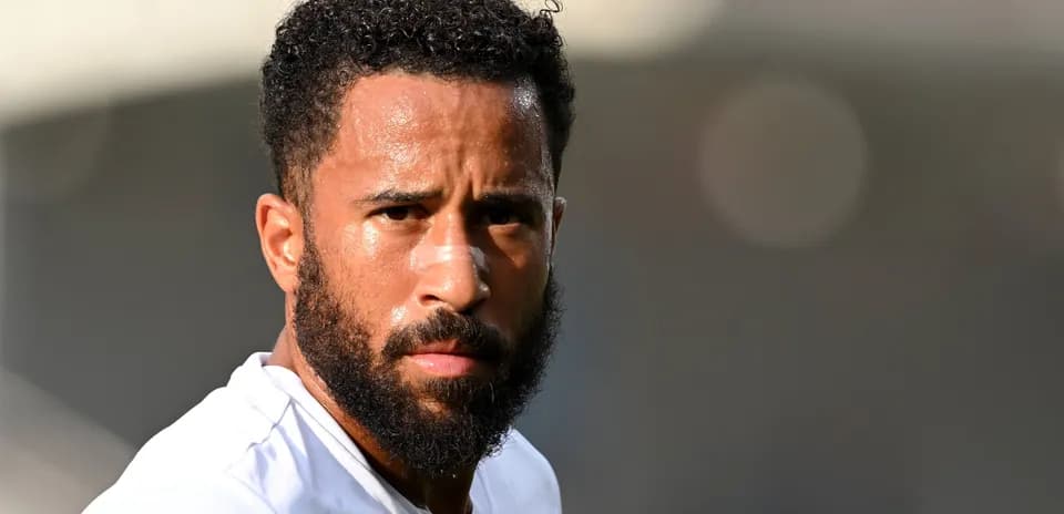 Jugador con barba mirando hacia la cámara