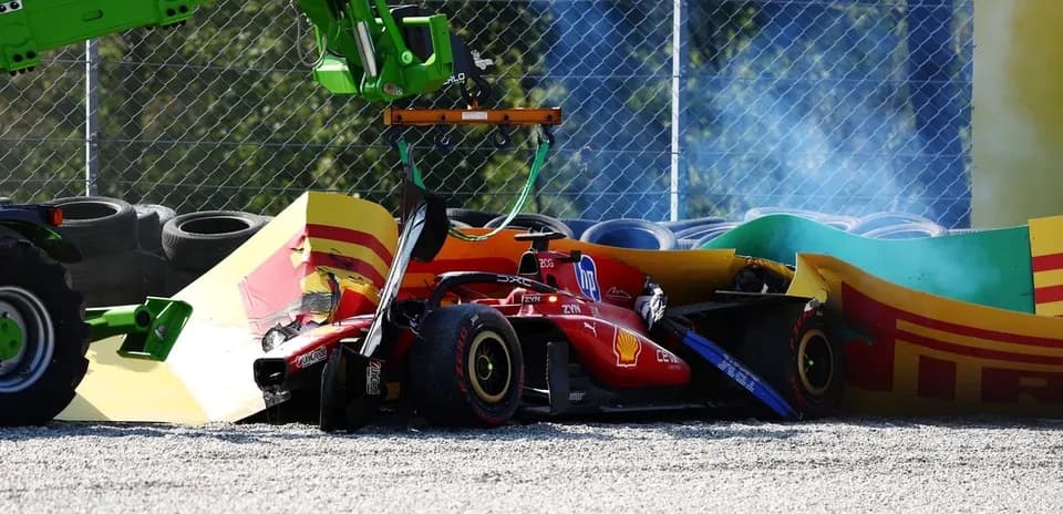 Coche de Fórmula 1 accidentado contra barrera de protección