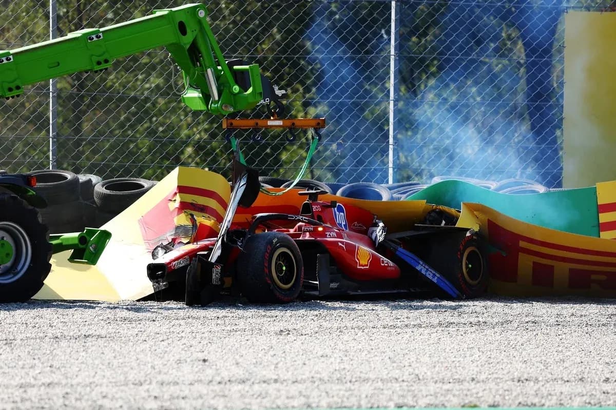 Coche de Fórmula 1 accidentado contra barrera de protección