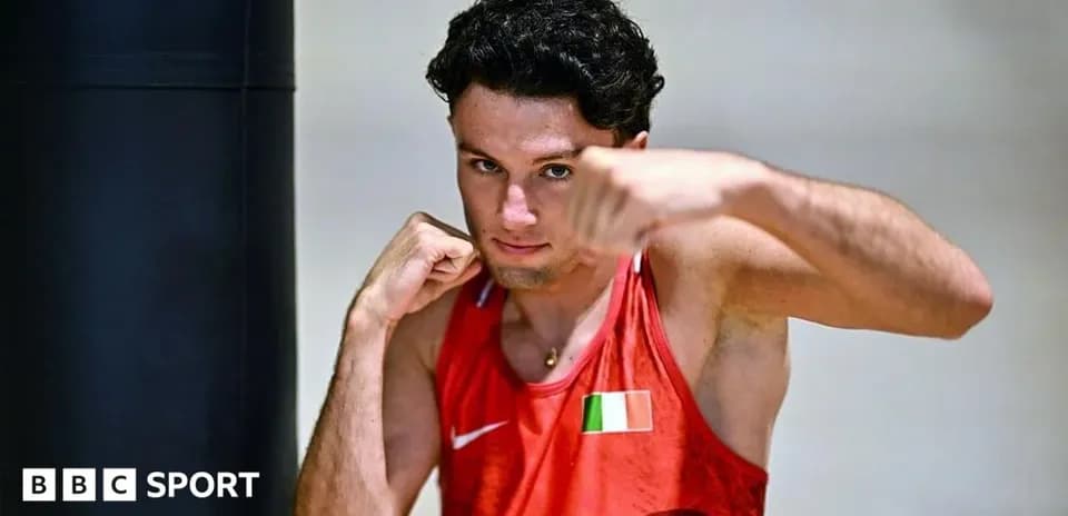 Boxeador entrenando con saco de boxeo
