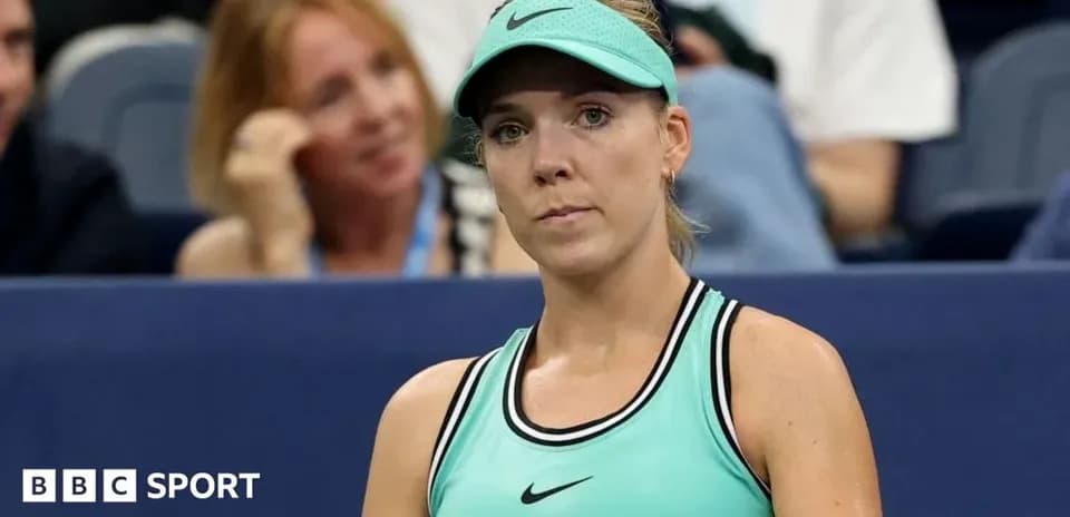 Jugadora de tenis en partido con público al fondo
