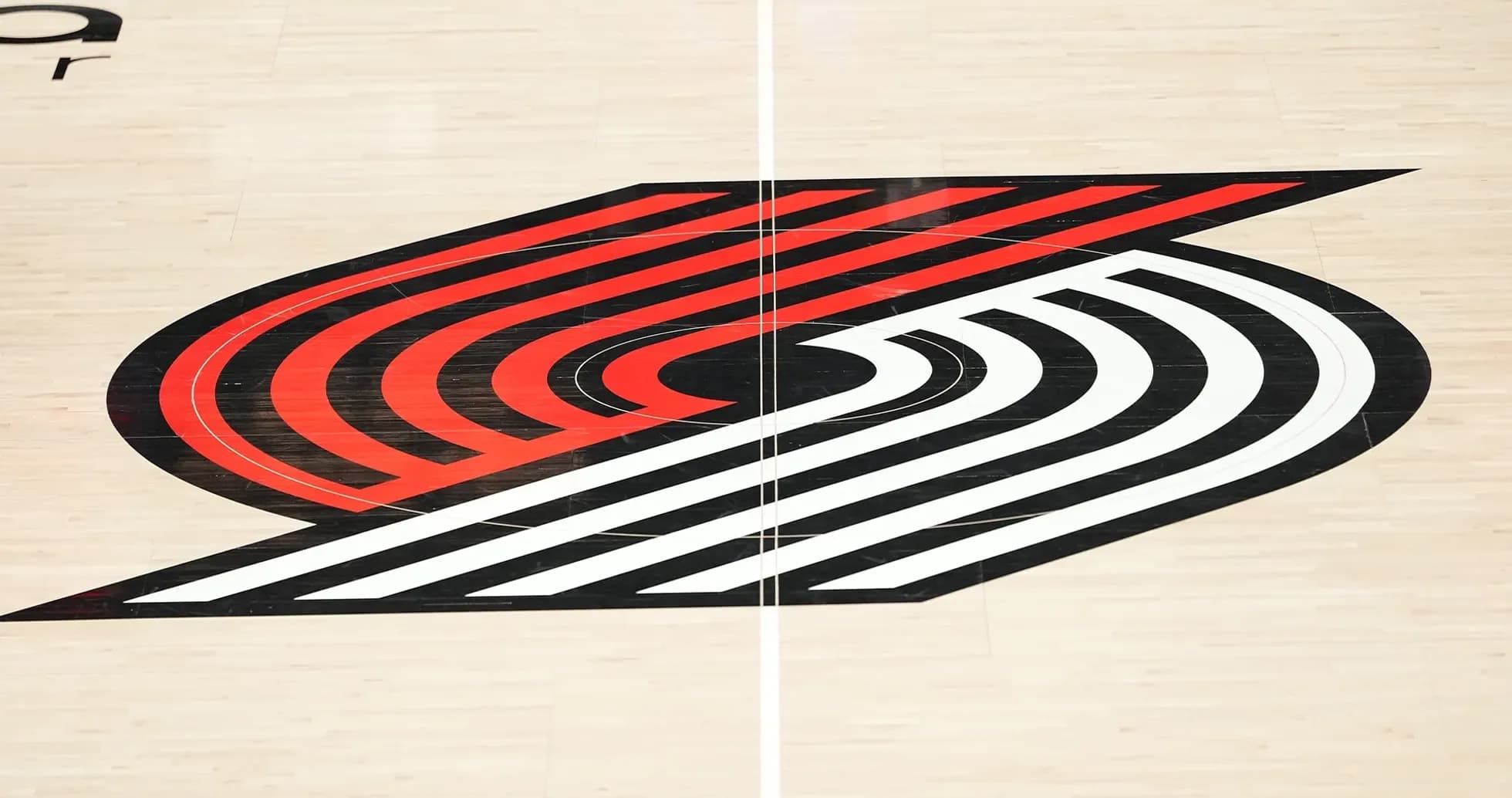 Logotipo de los Portland Trail Blazers en la cancha Logotipo de los Portland Trail Blazers en la cancha