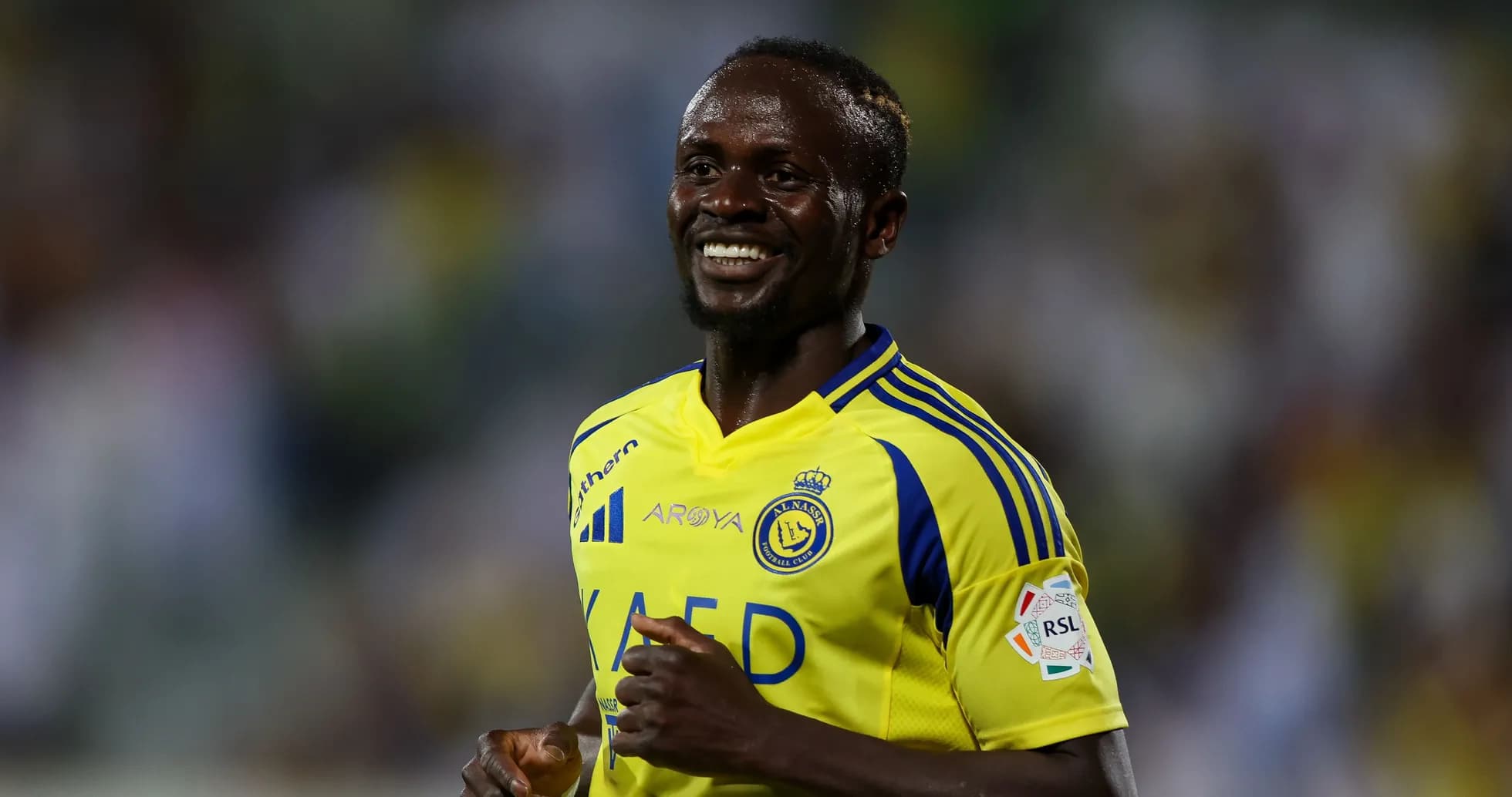 Jugador de Al Nassr sonriendo en el campo Jugador de Al Nassr sonriendo en el campo