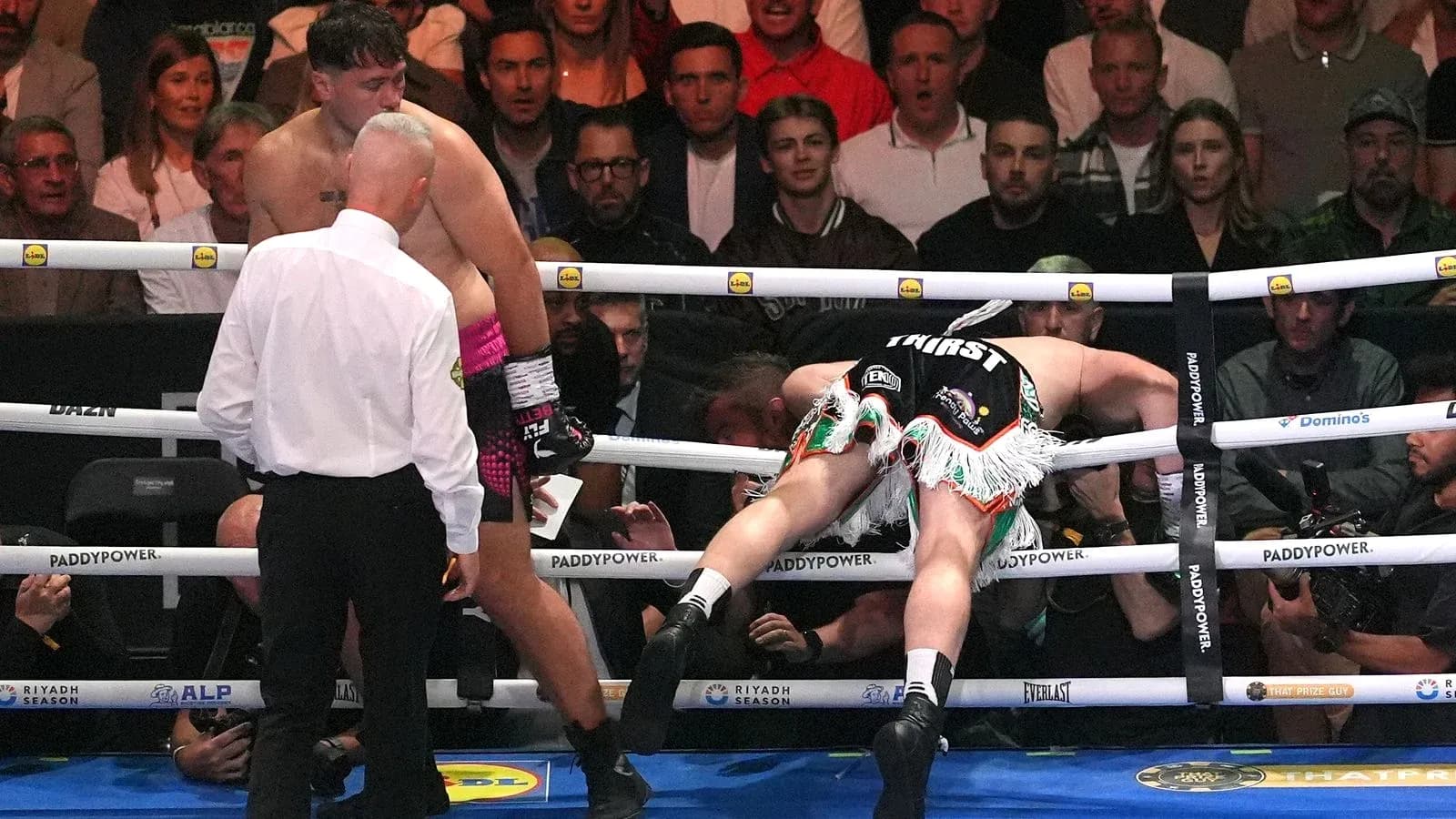Boxeador caído en la esquina del ring Boxeador caído en la esquina del ring