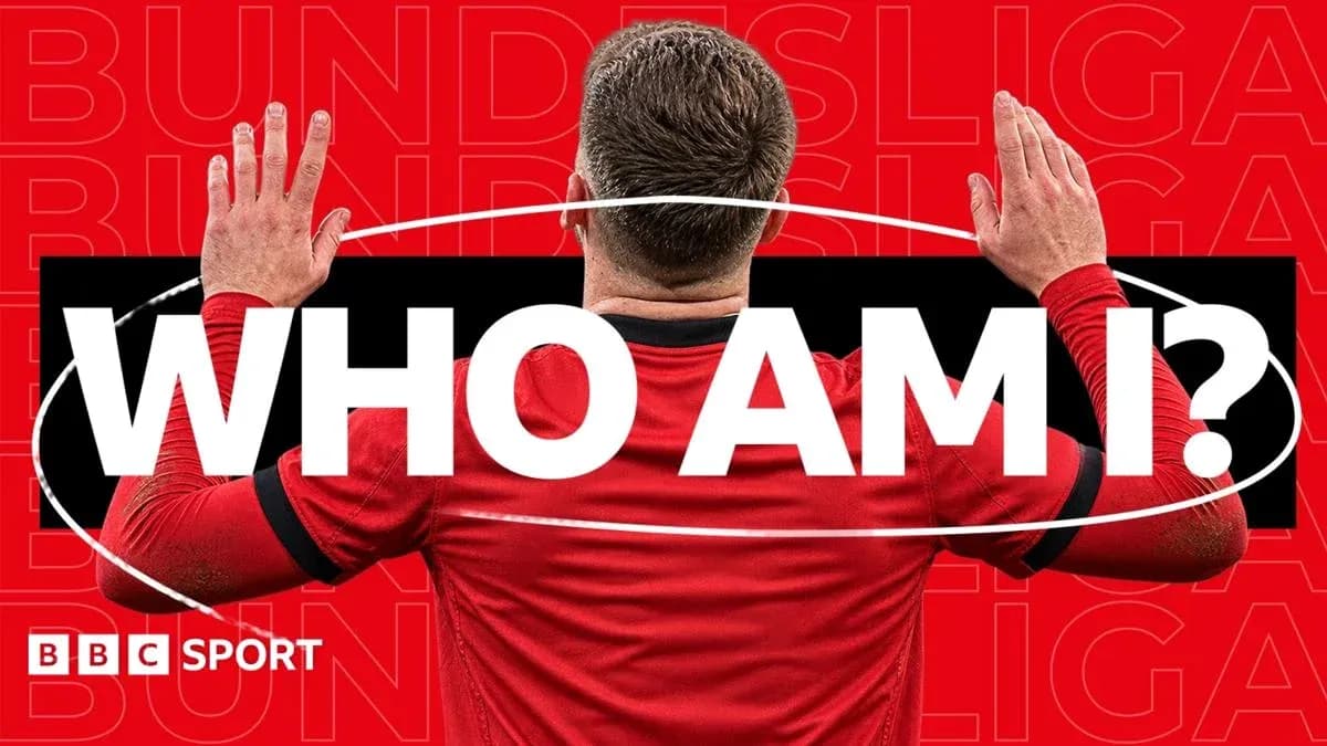 Jugador en camiseta roja con brazos levantados Jugador en camiseta roja con brazos levantados