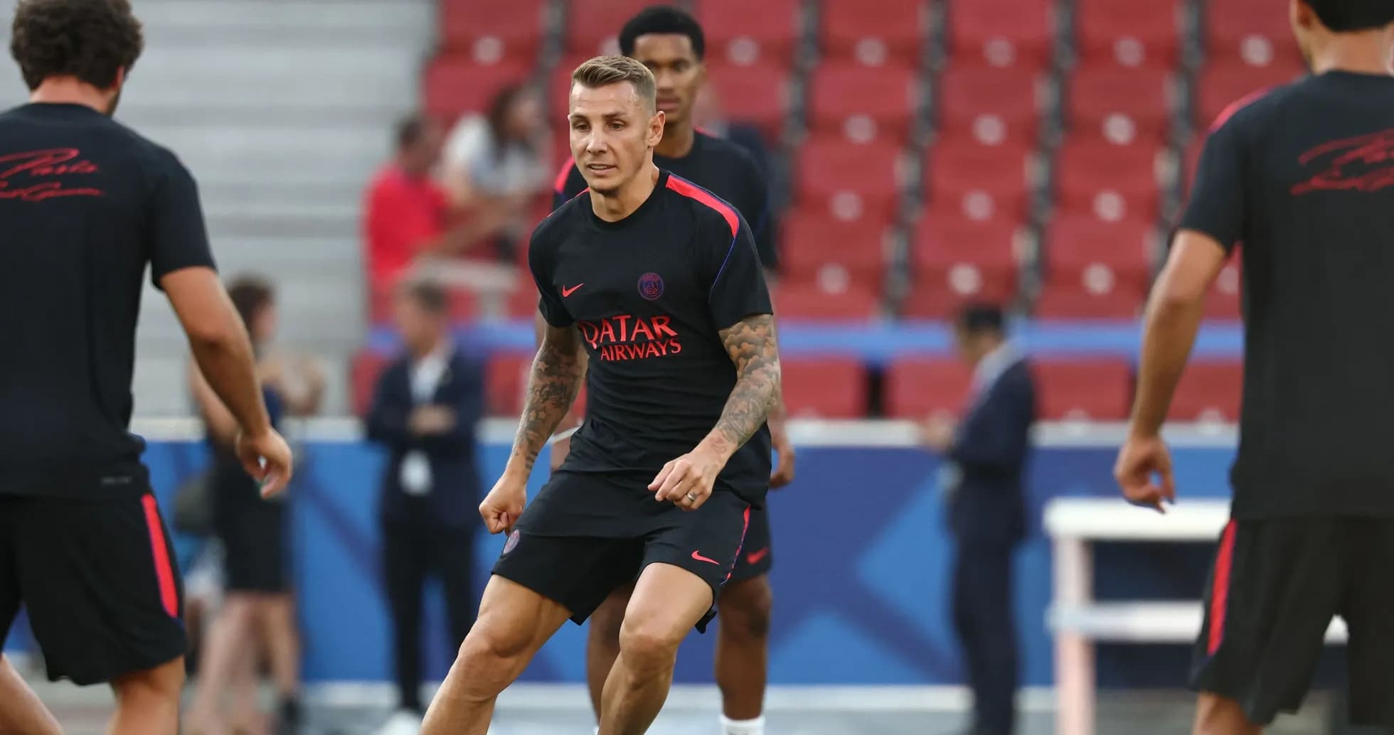 Jugador de PSG entrenando en el campo Jugador de PSG entrenando en el campo
