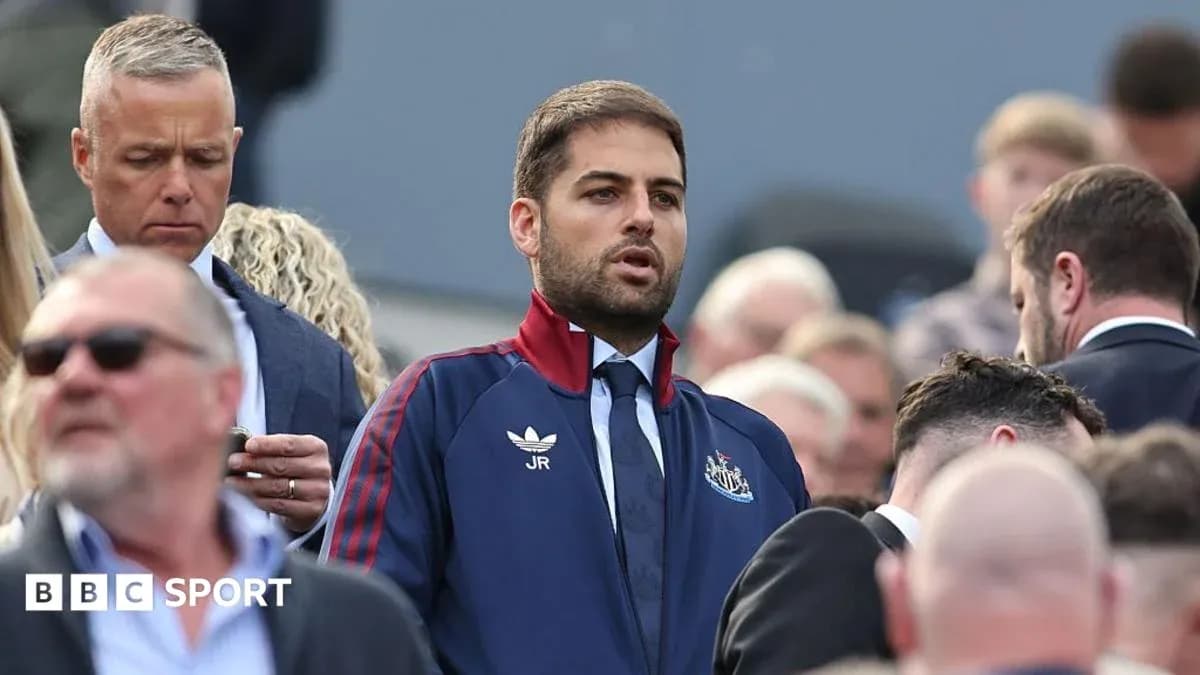 Hombre con chaqueta de Newcastle en un evento Hombre con chaqueta de Newcastle en un evento