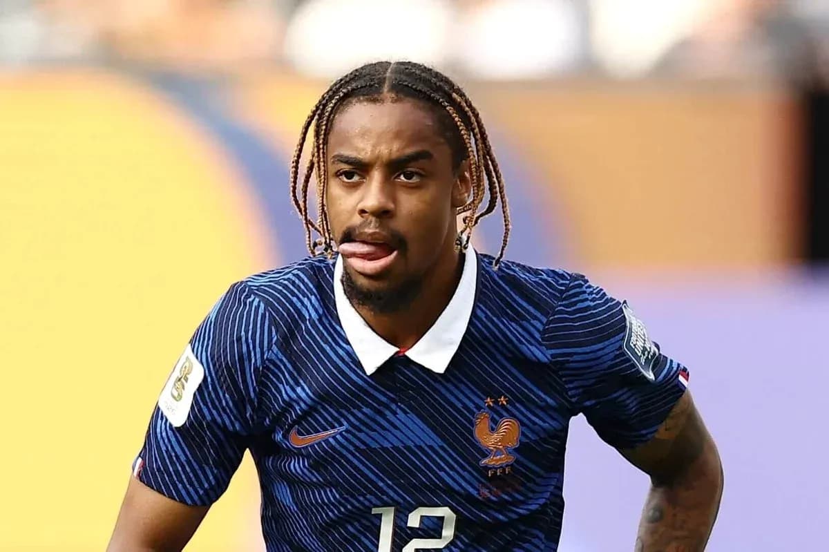 Jugador de Francia corriendo en partido de fútbol Jugador de Francia corriendo en partido de fútbol