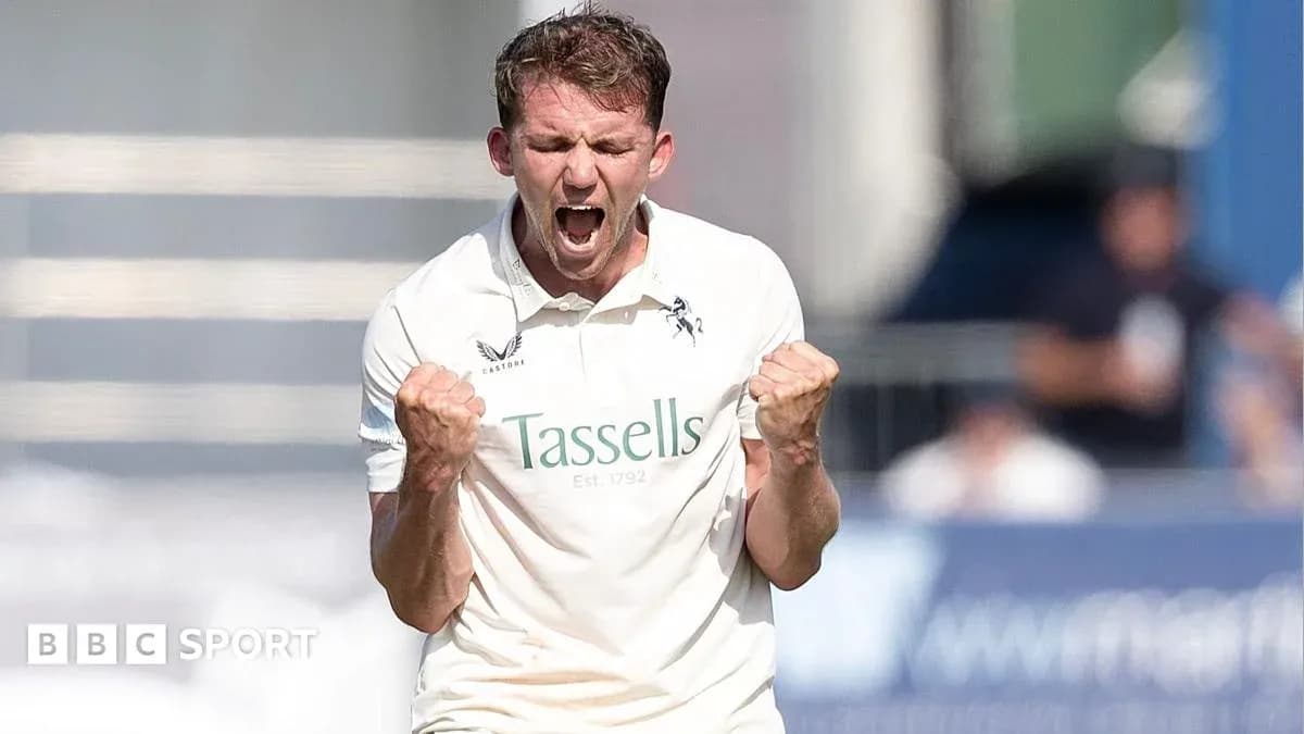 Jugador de cricket celebrando un wicket con entusiasmo Jugador de cricket celebrando un wicket con entusiasmo
