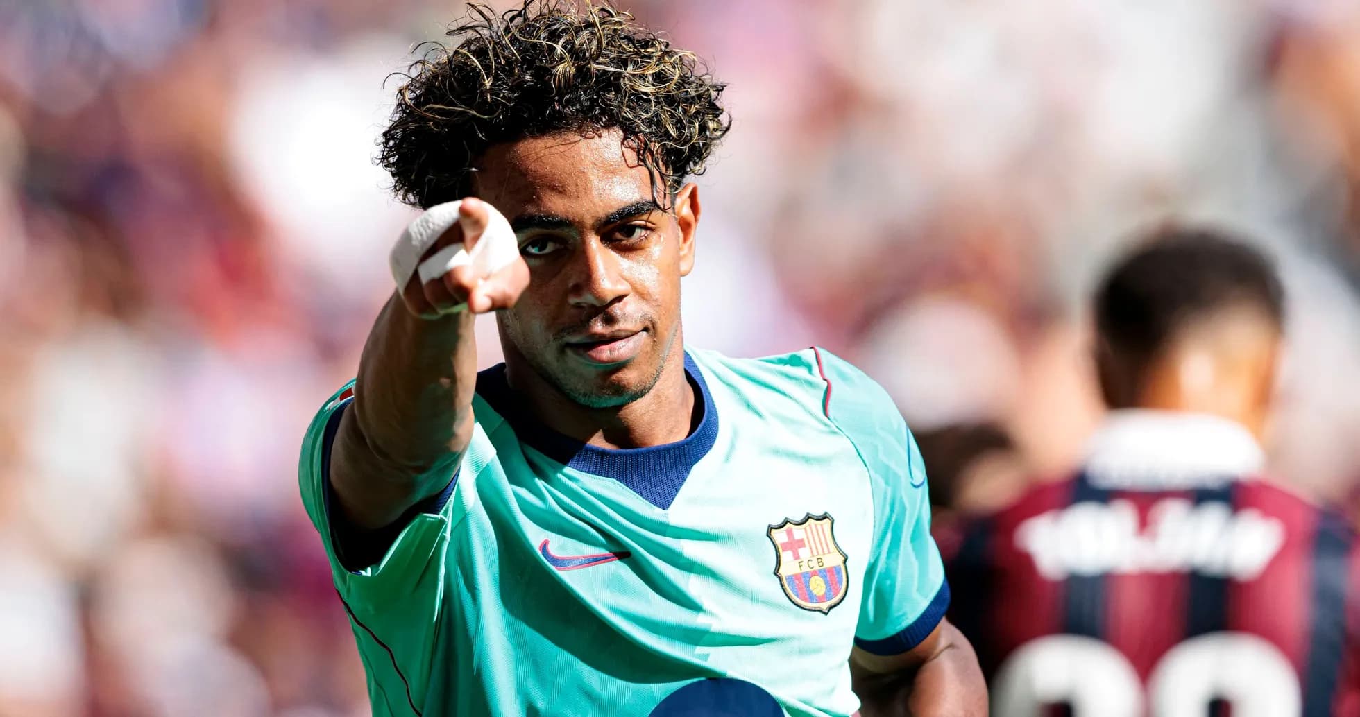 Jugador de Barcelona señalando hacia el público Jugador de Barcelona señalando hacia el público