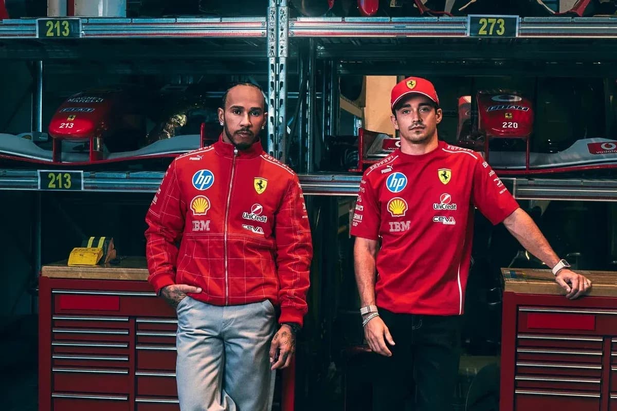 Dos pilotos de Ferrari posando en taller Dos pilotos de Ferrari posando en taller