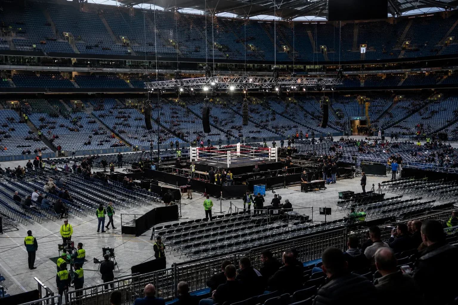 Ring de boxeo en un estadio con espectadores Ring de boxeo en un estadio con espectadores