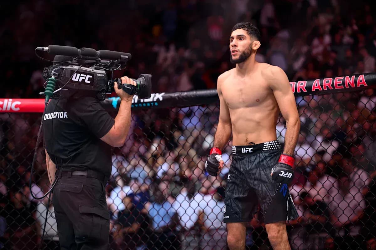 Luchador de UFC en la jaula listo para pelear Luchador de UFC en la jaula listo para pelear