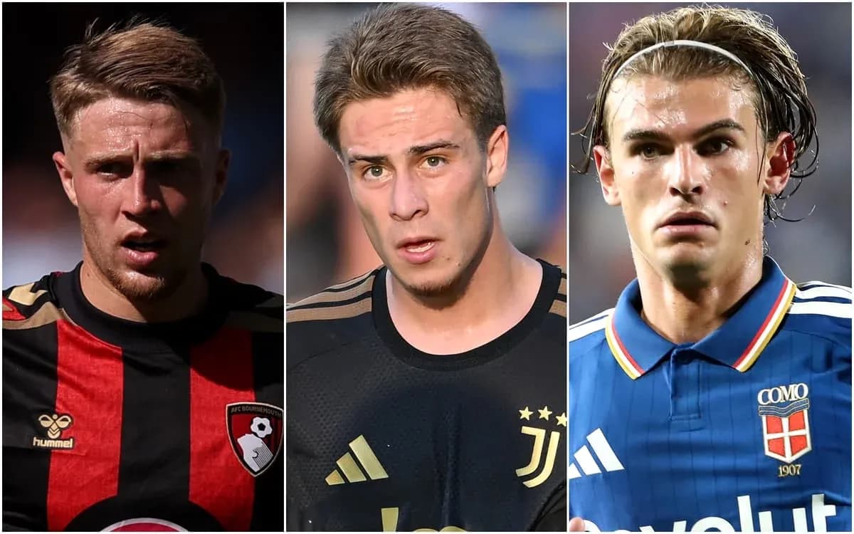 Tres jugadores de fútbol en uniformes de clubes diferentes Tres jugadores de fútbol en uniformes de clubes diferentes