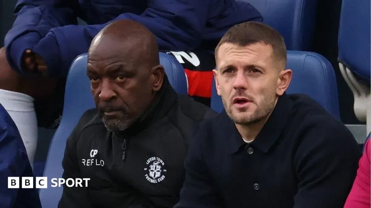 Entrenador y jugador en el banquillo durante partido Entrenador y jugador en el banquillo durante partido