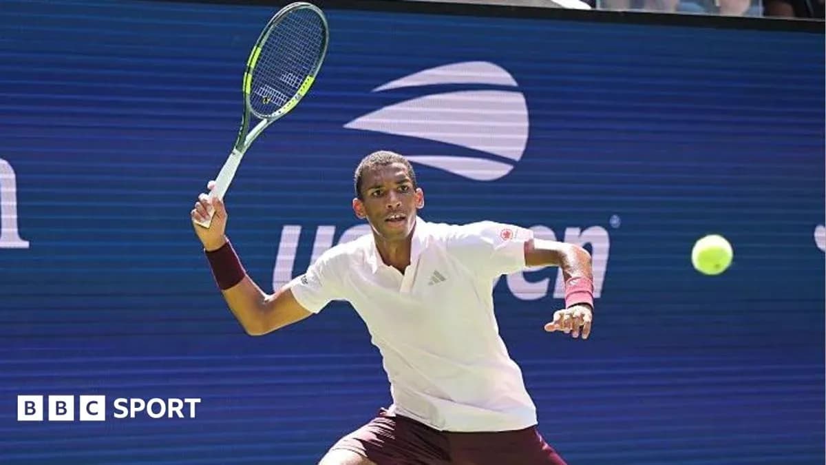 Jugador de tenis golpeando una pelota en la cancha Jugador de tenis golpeando una pelota en la cancha