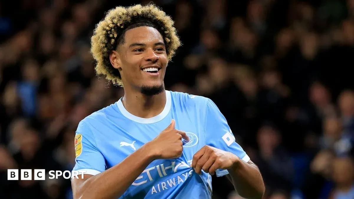 Jugador de Manchester City celebrando con gesto positivo Jugador de Manchester City celebrando con gesto positivo