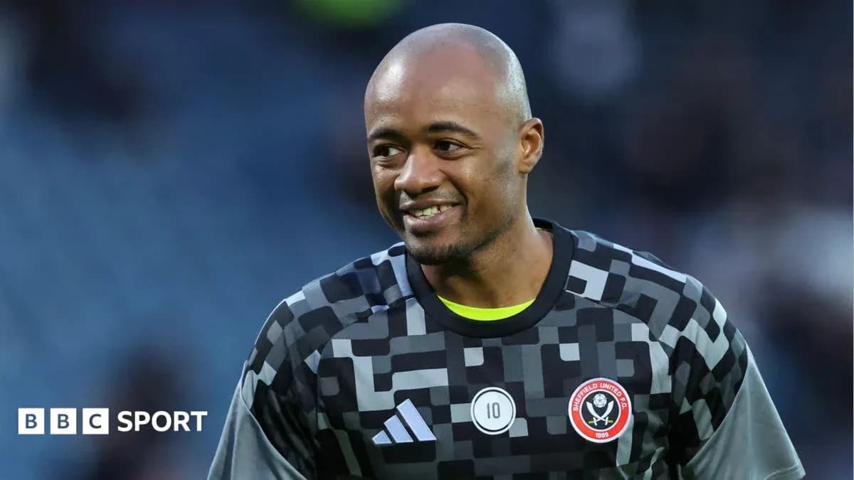 Portero de Sheffield United sonriendo en el campo Portero de Sheffield United sonriendo en el campo