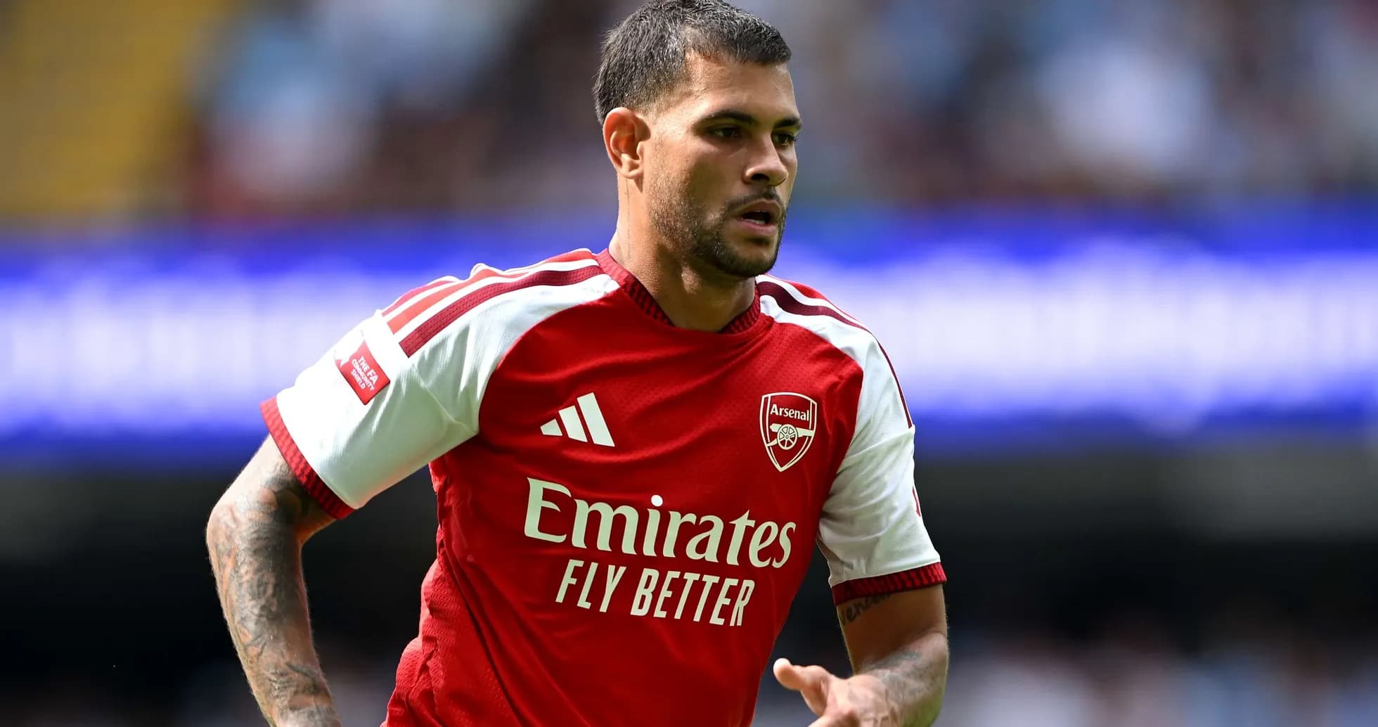 Jugador de Arsenal en partido de fútbol Jugador de Arsenal en partido de fútbol