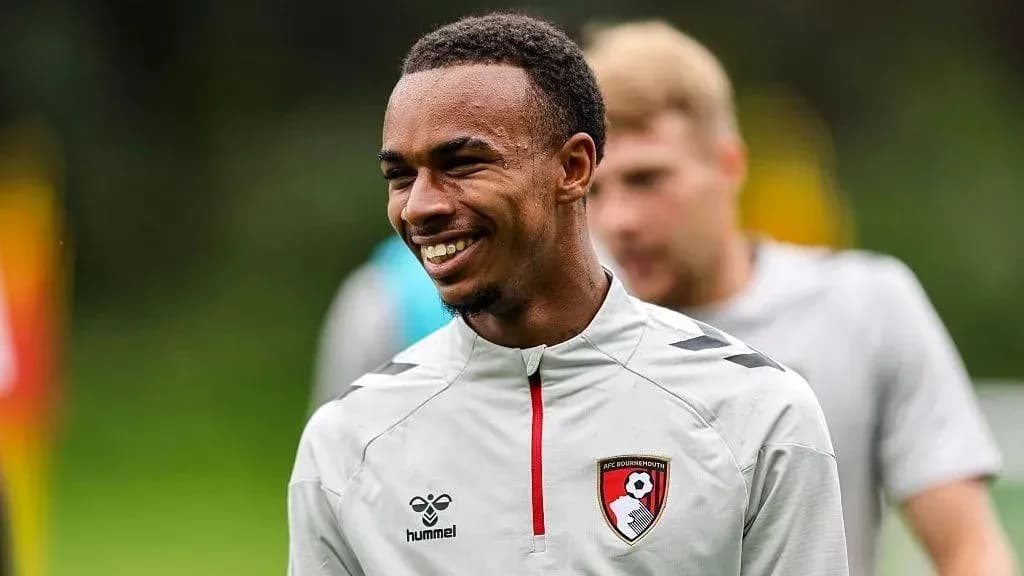 Jugador de Bournemouth sonriendo durante entrenamiento Jugador de Bournemouth sonriendo durante entrenamiento
