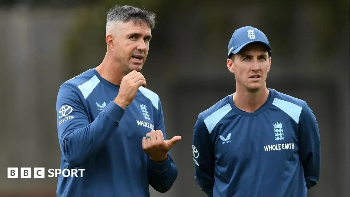 Entrenador hablando con jugador durante sesión de práctica Entrenador hablando con jugador durante sesión de práctica