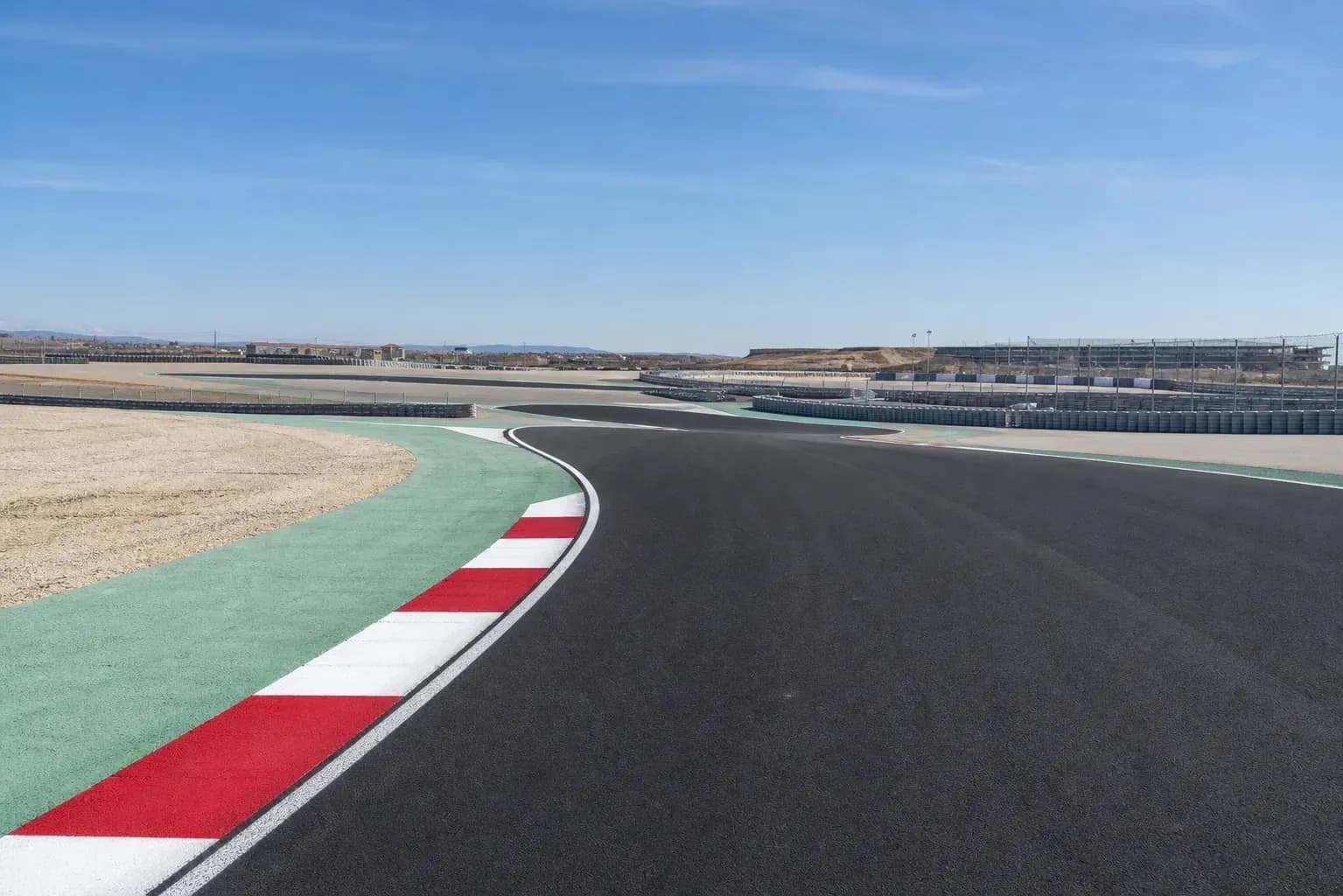 Curva del circuito de carreras con gradas al fondo Curva del circuito de carreras con gradas al fondo