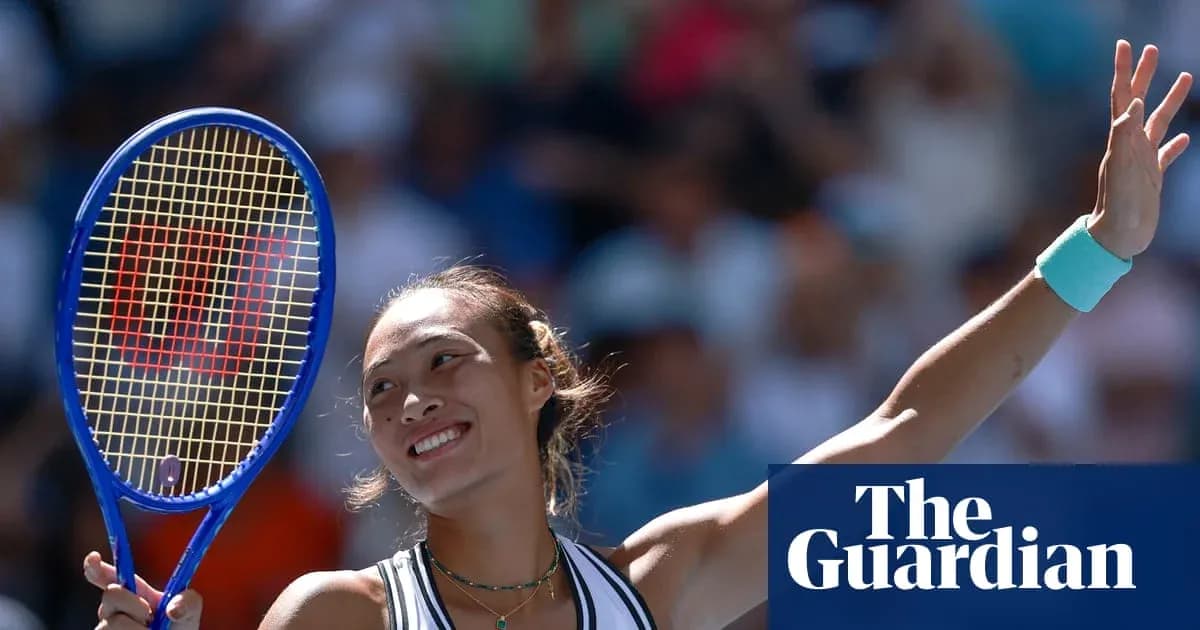 Jugadora de tenis celebrando con raqueta levantada Jugadora de tenis celebrando con raqueta levantada