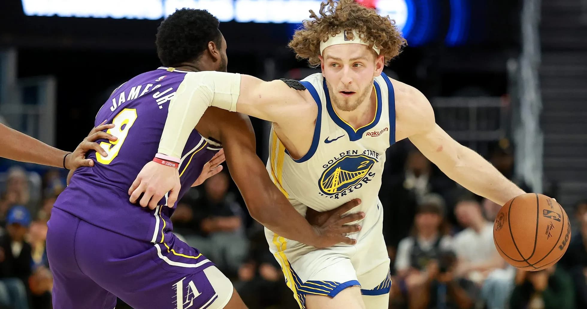 Jugador de los Warriors driblando mientras es defendido Jugador de los Warriors driblando mientras es defendido