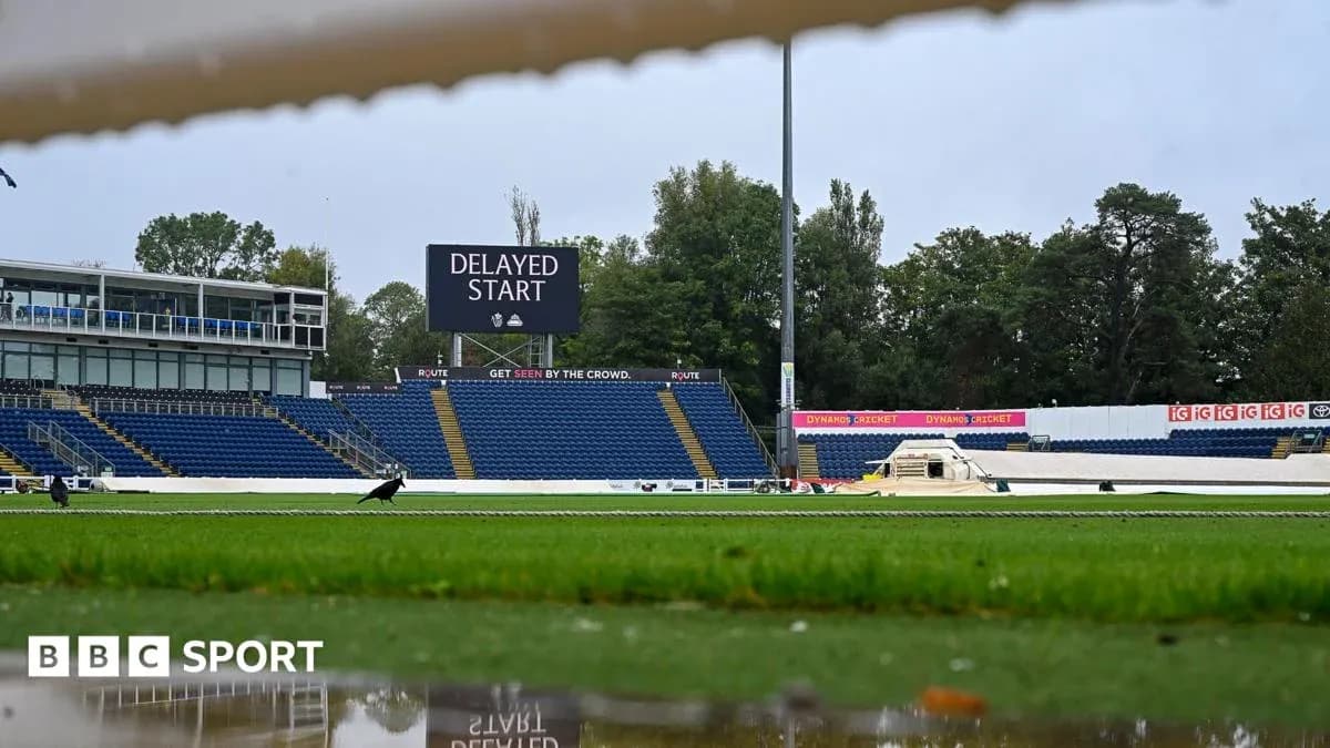 Pantalla que indica inicio retrasado en el estadio Pantalla que indica inicio retrasado en el estadio