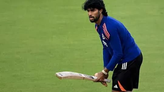 Jugador practicando con bate en campo de cricket Jugador practicando con bate en campo de cricket