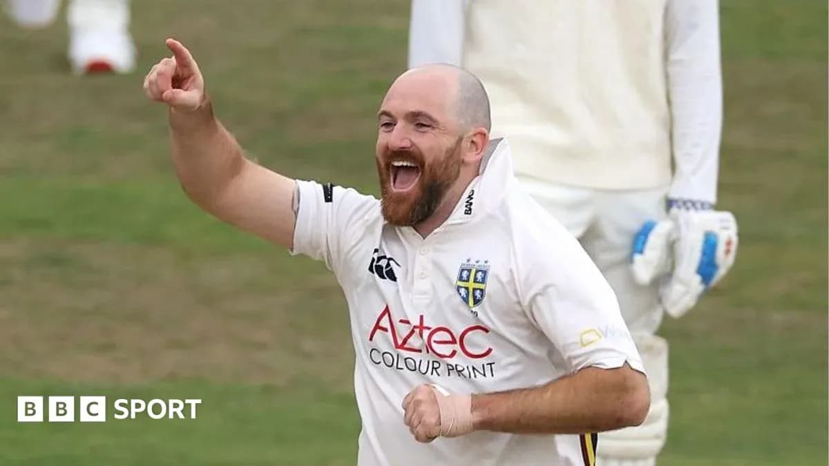 Jugador de cricket celebrando tras un wicket Jugador de cricket celebrando tras un wicket