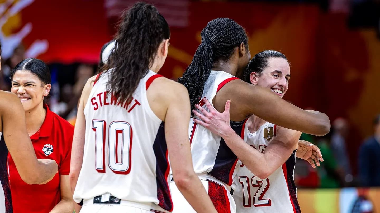 Jugadoras de baloncesto celebrando un logro en equipo Jugadoras de baloncesto celebrando un logro en equipo