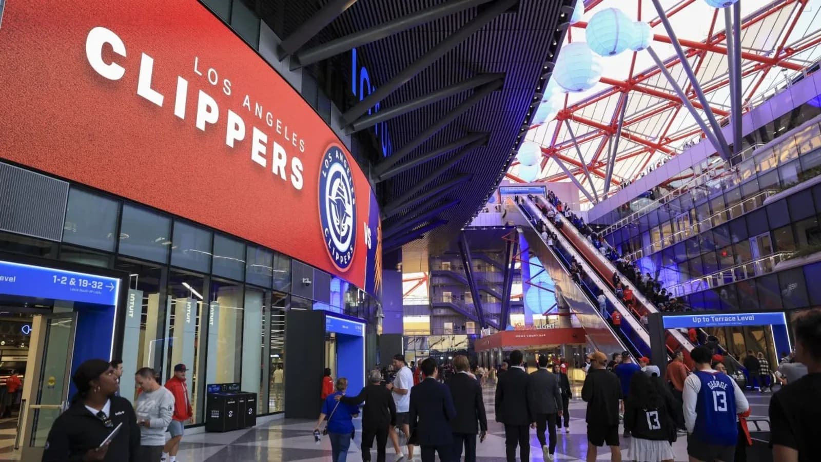 Aficionados entrando al estadio de Los Angeles Clippers Aficionados entrando al estadio de Los Angeles Clippers