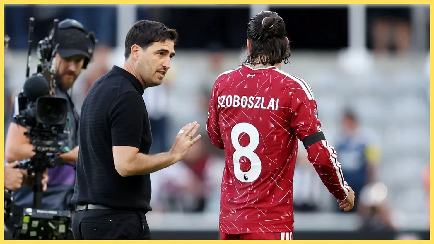 Entrenador hablando con Szoboszlai durante el partido Entrenador hablando con Szoboszlai durante el partido