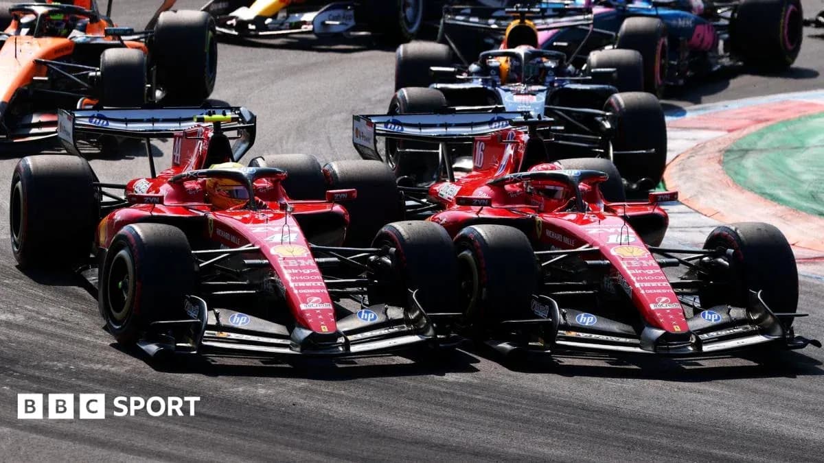 Dos coches de Ferrari compitiendo en la pista Dos coches de Ferrari compitiendo en la pista