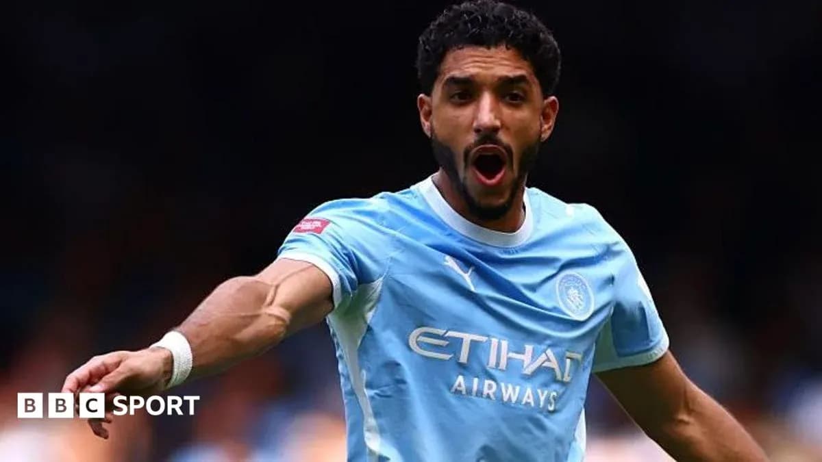 Jugador de Manchester City señalando durante el partido Jugador de Manchester City señalando durante el partido