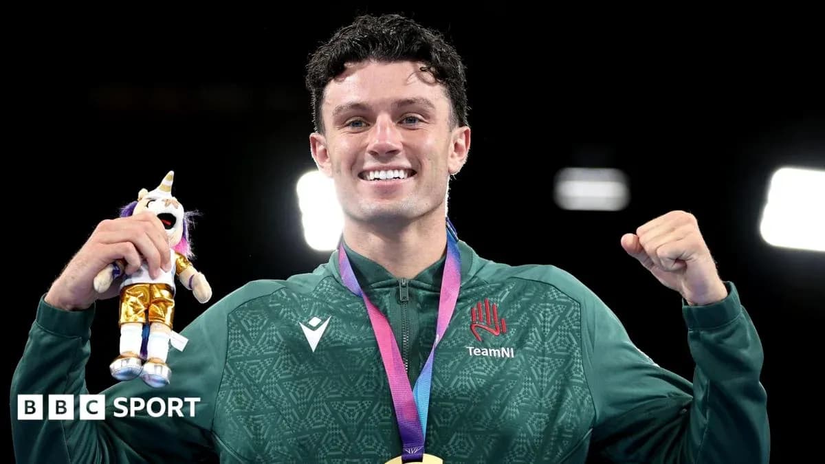 Atleta sosteniendo una medalla y un muñeco de peluche Atleta sosteniendo una medalla y un muñeco de peluche