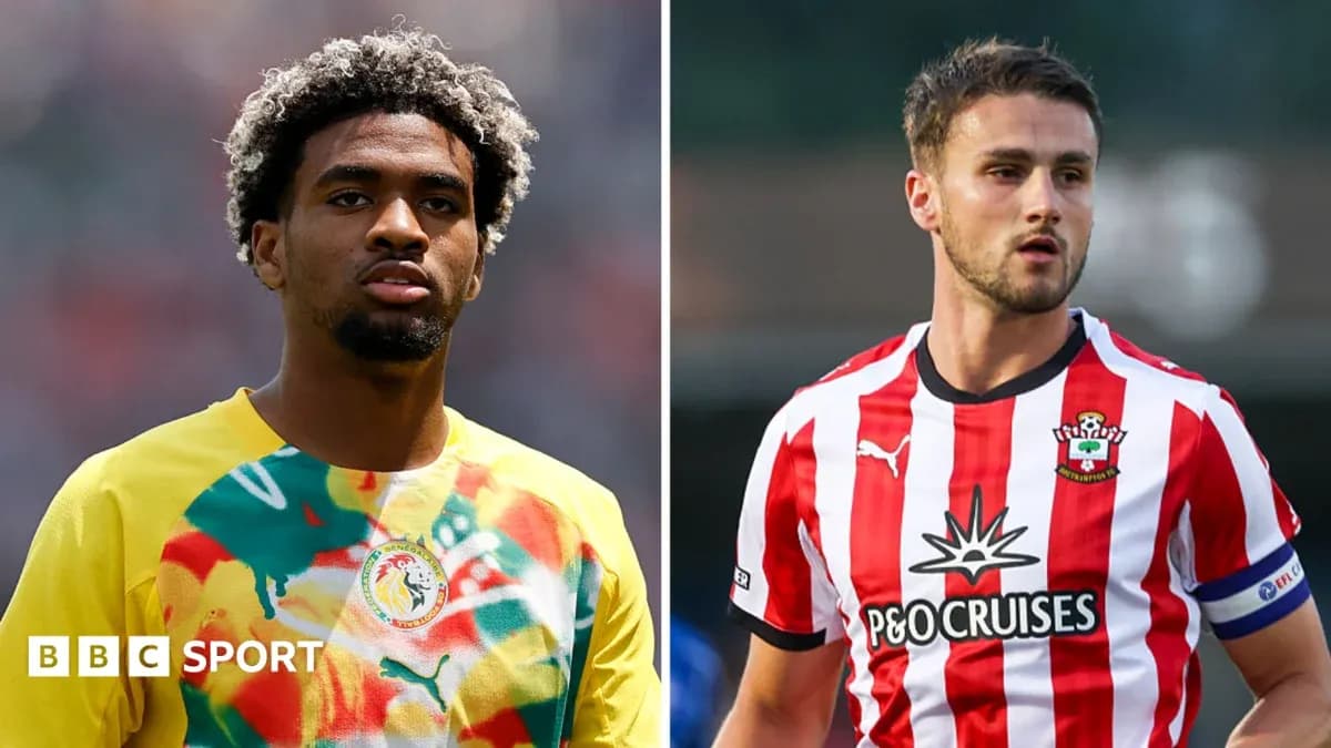 Jugadores de fútbol en equipaciones de sus equipos Jugadores de fútbol en equipaciones de sus equipos