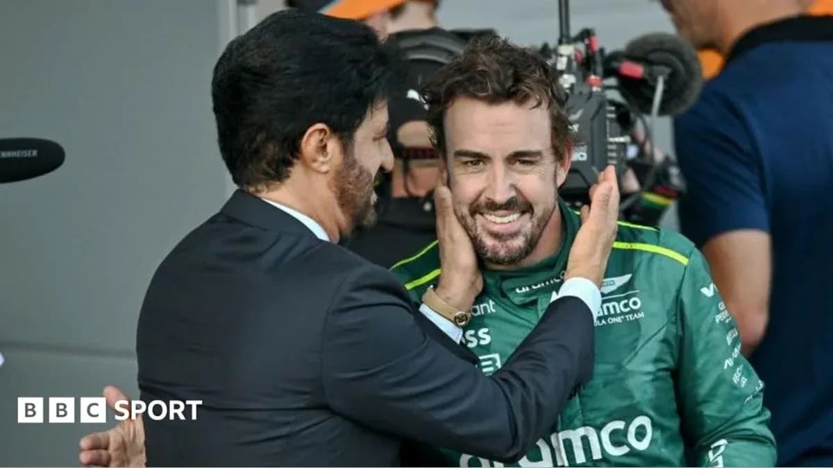 Fernando Alonso sonriente con un colega tras carrera Fernando Alonso sonriente con un colega tras carrera