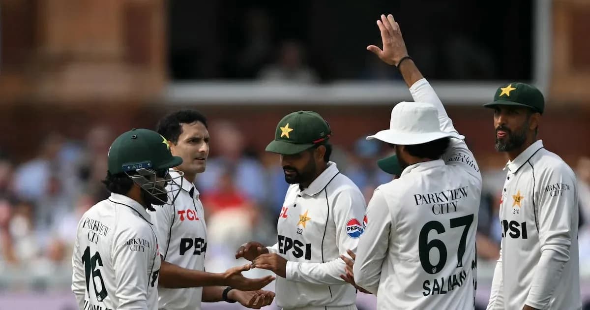 Jugadores de Pakistán celebrando una wicket en el cricket Jugadores de Pakistán celebrando una wicket en el cricket