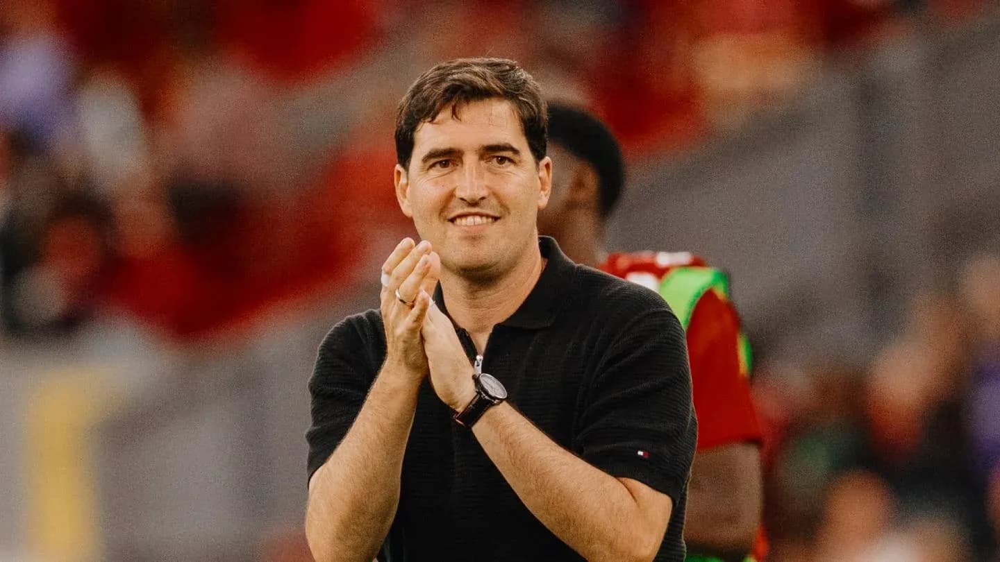 Entrenador aplaudiendo en el banquillo del partido Entrenador aplaudiendo en el banquillo del partido