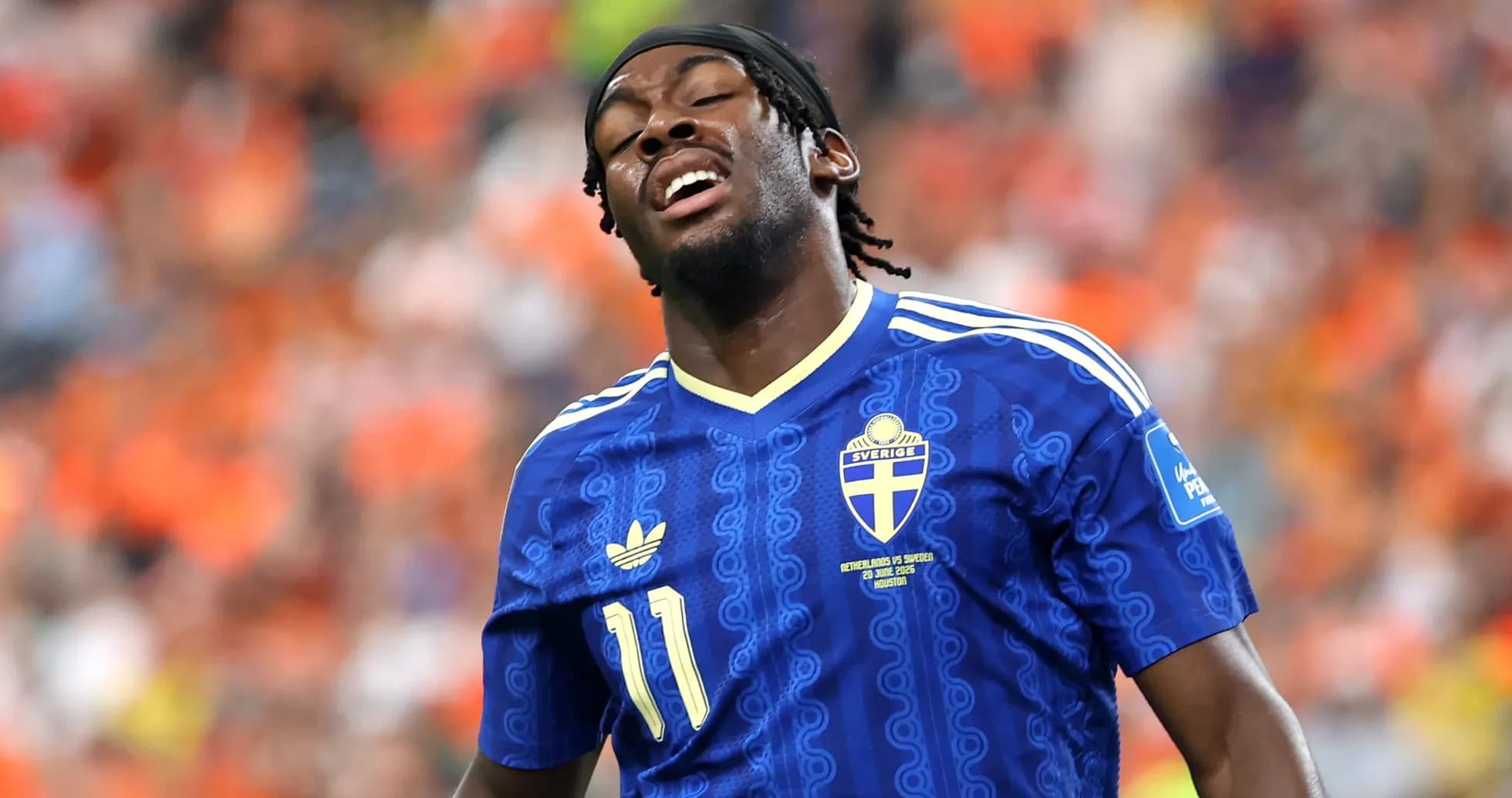 Jugador de Suecia con camiseta azul en el campo Jugador de Suecia con camiseta azul en el campo