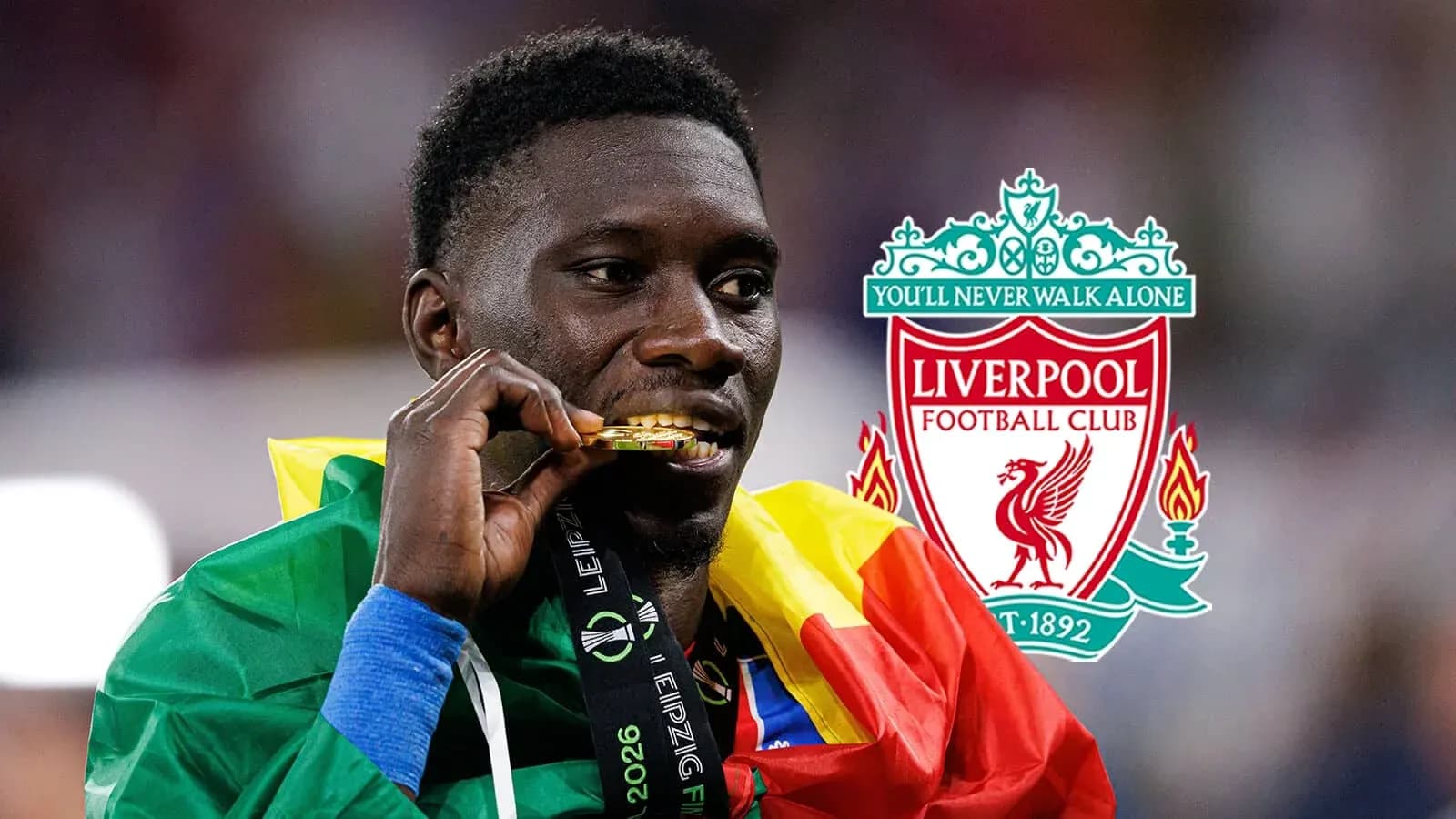 Jugador sosteniendo medalla con bandera de Camerún Jugador sosteniendo medalla con bandera de Camerún