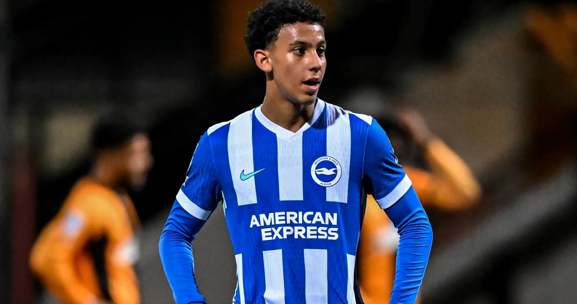 Jugador de Brighton con camiseta azul y blanca en el campo Jugador de Brighton con camiseta azul y blanca en el campo