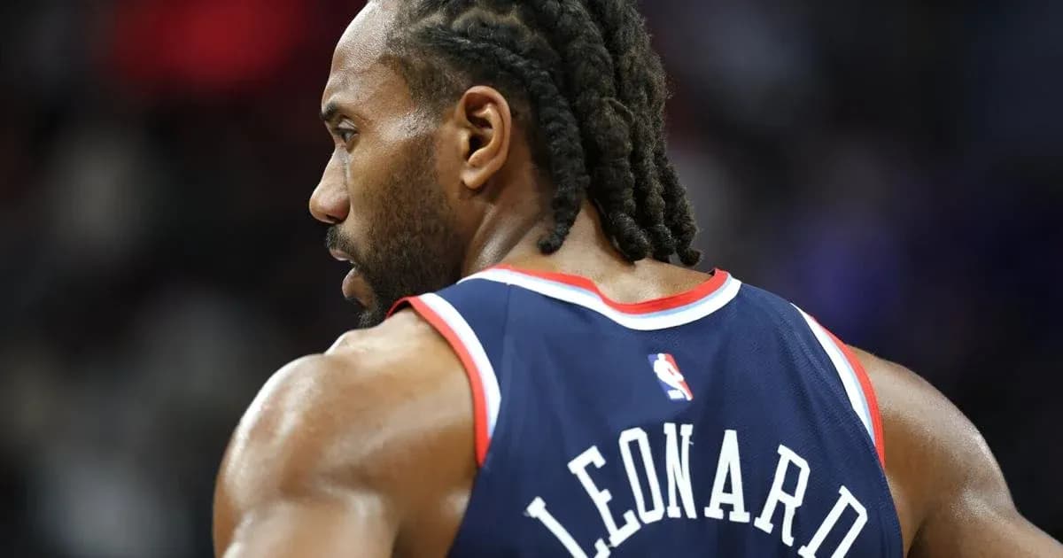 Jugador con camiseta de los Clippers en cancha Jugador con camiseta de los Clippers en cancha